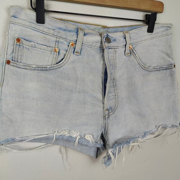 Levi's 501 Shorts Womens 30 Light Bleach Authentic Wash Denim Cut Offs Boho - Picture 2 of 9